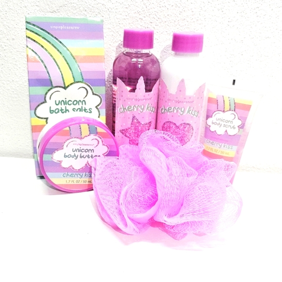 New Simple Pleasures Bath And Body Bundle - Picture 1 of 12